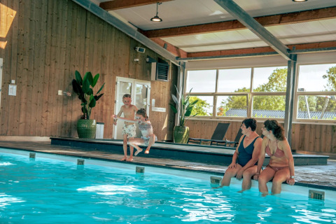 Gente en la piscina cubierta - EuroParcs Bad Hulckesteijn - Nijkerk, Güeldres, Países Bajos