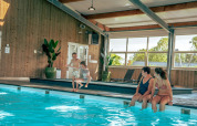 Mensen in het binnenzwembad - EuroParcs Bad Hulckesteijn - Nijkerk, Gelderland, Nederland