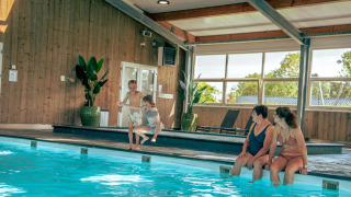 Menschen im Hallenbad - EuroParcs Bad Hulckesteijn - Nijkerk, Gelderland, Niederlande