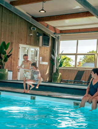Gente en la piscina cubierta - EuroParcs Bad Hulckesteijn - Nijkerk, Güeldres, Países Bajos