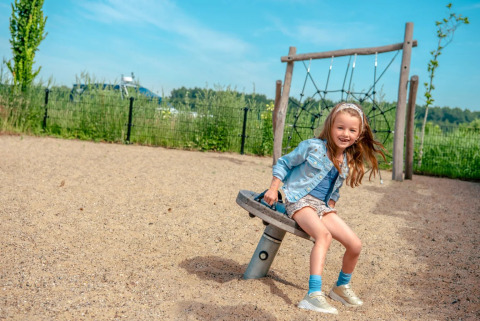 Mädchen auf dem Spielplatz - EuroParcs Bad Hulckesteijn - Nijkerk, Gelderland, Niederlande