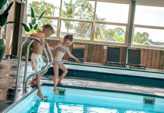 Bambini nella piscina coperta - EuroParcs Bad Hulckesteijn - Nijkerk, Gheldria, Paesi Bassi