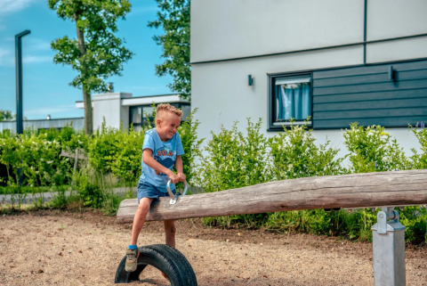 Enfant dans l'aire de jeux - EuroParcs Bad Hulckesteijn - Nijkerk, Gelderland, Pays-Bas