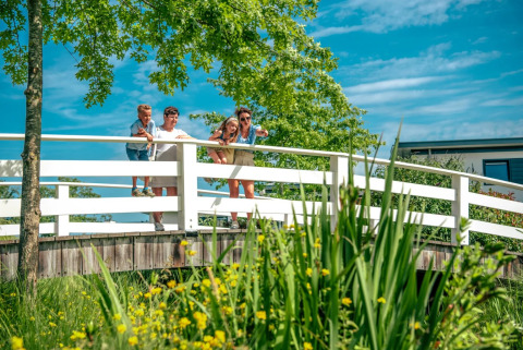 Gäste auf einer Brücke - EuroParcs Bad Hulckesteijn - Nijkerk, Gelderland, Niederlande