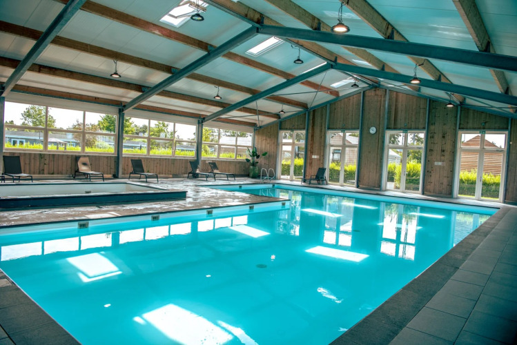 Hallenschwimmbad - EuroParcs Bad Hulckesteijn - Nijkerk, Gelderland, Niederlande