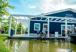 Brasserie sobre el agua - EuroParcs Bad Hulckesteijn - Nijkerk, Güeldres, Países Bajos