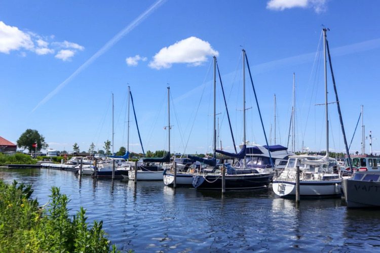 Boote im Wasser - EuroParcs Bad Hulckesteijn - Nijkerk, Gelderland, Niederlande