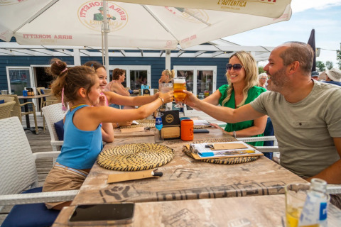 Ein Toast auf der Terrasse - EuroParcs Bad Hulckesteijn - Nijkerk, Gelderland, Niederlande
