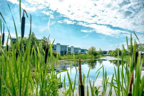 Wasser entlang des Parks - EuroParcs Bad Hulckesteijn - Nijkerk, Gelderland, Niederlande