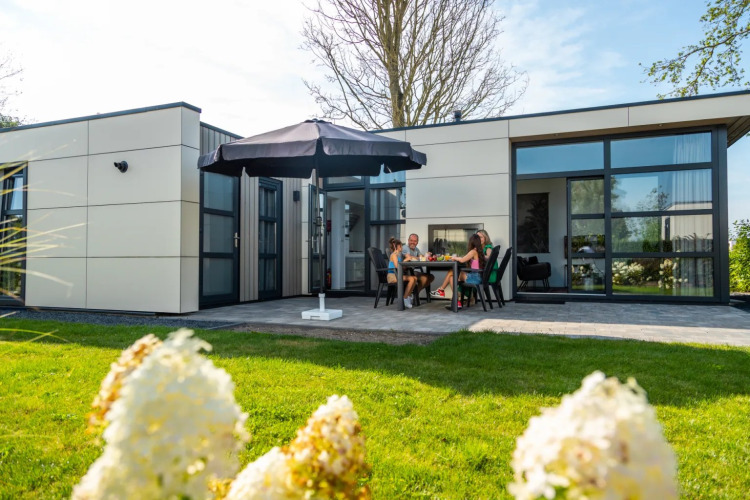 Gäste auf der Terrasse - EuroParcs Bad Hulckesteijn - Nijkerk, Gelderland, Niederlande