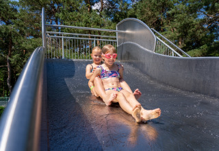Kinder auf der Rutsche - Vodatent - Erholungs- und Naturpark de Keiheuvel - Balen - Antwerpen - Belgien