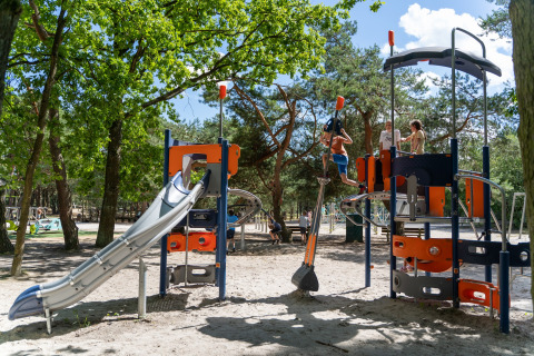 Kinderen spelen op een modern klimrek met glijbaan in een schaduwrijk speelplein bij Recreation Park Keiheuvel.