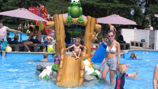 Menschen im Freibad - Vodatent - Erholungs- und Naturpark de Keiheuvel - Balen - Antwerpen - Belgien