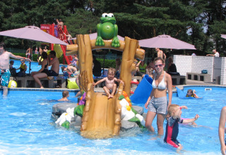 Menschen im Freibad - Vodatent - Erholungs- und Naturpark de Keiheuvel - Balen - Antwerpen - Belgien