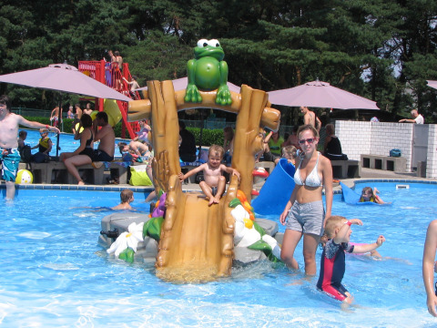 Kinderen spelen in een zwembad met een leuke glijbaan in Recreatiepark Keiheuvel, Antwerpen, België.