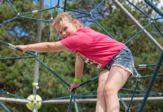 Niña en rocódromo - Vodatent - Parque Recreativo y Natural de Keiheuvel - Balen - Amberes - Bélgica