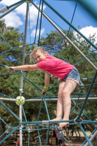 Fille sur un cadre d'escalade - Vodatent - Parc de loisirs et de nature de Keiheuvel - Balen - Anvers - Belgique
