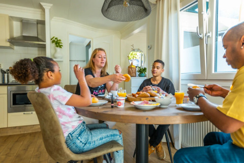 Gäste beim Frühstück - EuroParcs Molengroet - Noord-Scharwoude, Nordholland, Niederlande