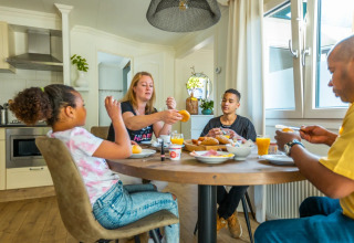 Gæster ved morgenmaden - EuroParcs Molengroet - Noord-Scharwoude, Noord-Holland, Holland