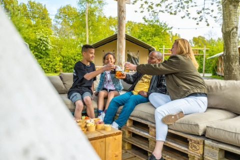 Huéspedes en la terraza - EuroParcs Molengroet - Noord-Scharwoude, Holanda Septentrional, Países Bajos