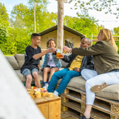 Huéspedes en la terraza - EuroParcs Molengroet - Noord-Scharwoude, Holanda Septentrional, Países Bajos