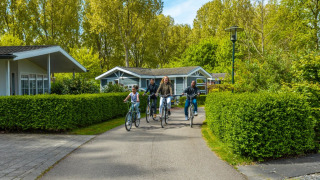 Persone in bicicletta nel parco - EuroParcs Molengroet - Noord-Scharwoude, Olanda Settentrionale, Paesi Bassi