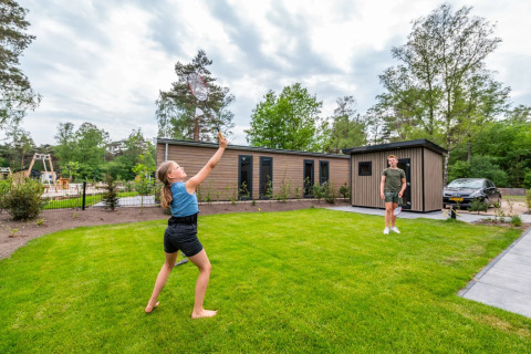 Badmintonnen bij accommodatie - EuroParcs De Hooge Veluwe - Arnhem, Gelderland, Nederland