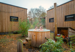 Couple dans le jacuzzi - EuroParcs De Hooge Veluwe - Arnhem, Gelderland, Pays-Bas