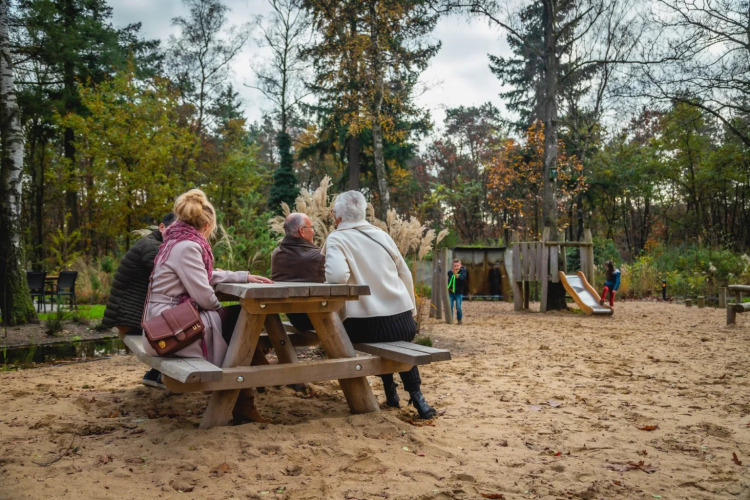 Spielplatz und Picknicktisch - EuroParcs De Hooge Veluwe - Arnheim, Gelderland, Niederlande