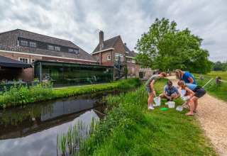 Famiglia lungo l'acqua - EuroParcs De Hooge Veluwe - Arnhem, Gheldria, Paesi Bassi