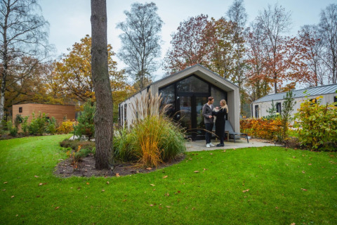 Familia delante del alojamiento - EuroParcs De Hooge Veluwe - Arnhem, Gelderland, Países Bajos