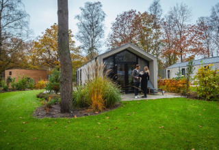 Famiglia davanti all'alloggio - EuroParcs De Hooge Veluwe - Arnhem, Gheldria, Paesi Bassi