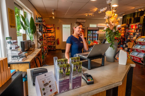 Receptie en parkwinkel - EuroParcs De Hooge Veluwe - Arnhem, Gelderland, Nederland