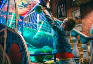 Bambino nella sala giochi - EuroParcs Zuiderzee - Biddinghuizen, Flevoland, Paesi Bassi