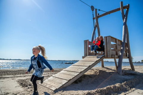 Kabelbaan bij het meer - EuroParcs Zuiderzee - Biddinghuizen, Flevoland, Nederland