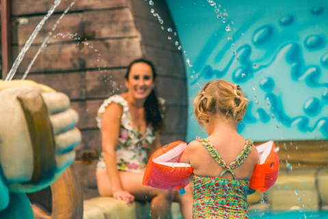Kind im Planschbecken - EuroParcs Zuiderzee - Biddinghuizen, Flevoland, Niederlande