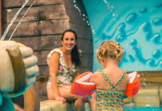 Bambino nella piscina per bambini - EuroParcs Zuiderzee - Biddinghuizen, Flevoland, Paesi Bassi