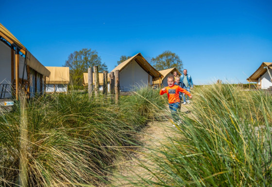 Famille entre les tentes de glamping - EuroParcs Zuiderzee - Biddinghuizen, Flevoland, Pays-Bas