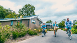 Mit dem Fahrrad durch den Park - EuroParcs Zuiderzee - Biddinghuizen, Flevoland, Niederlande