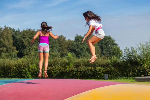 Kinder auf dem Lufttrampolin - EuroParcs Zuiderzee - Biddinghuizen, Flevoland, Niederlande