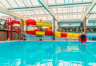 Piscine intérieure avec toboggan aquatique - EuroParcs Zuiderzee - Biddinghuizen, Flevoland, Pays-Bas