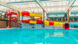 Hallenbad mit Wasserrutsche - EuroParcs Zuiderzee - Biddinghuizen, Flevoland, Niederlande