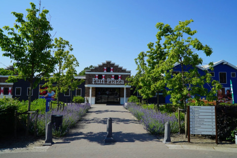 Plaza de la diversión en el parque - EuroParcs Zuiderzee - Biddinghuizen, Flevoland, Países Bajos