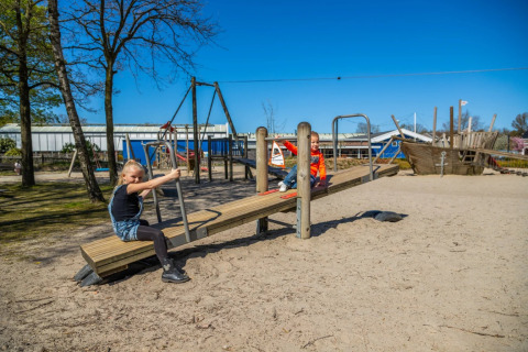 Kinder auf dem Spielplatz - EuroParcs Zuiderzee - Biddinghuizen, Flevoland, Niederlande