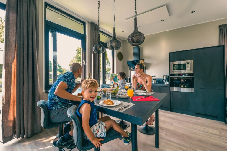 Familie in der Unterkunft - EuroParcs Kaatsheuvel - Kaatsheuvel, Nordbrabant, Niederlande