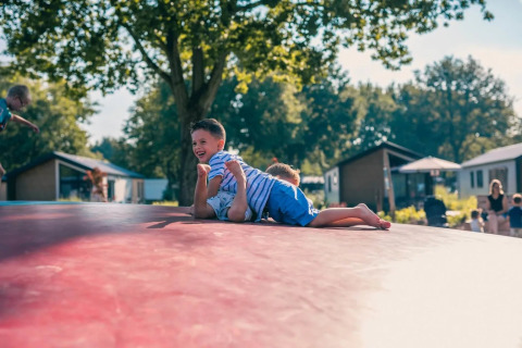 Sur le trampoline aérien - EuroParcs Kaatsheuvel - Kaatsheuvel, Brabant-Septentrional, Pays-Bas