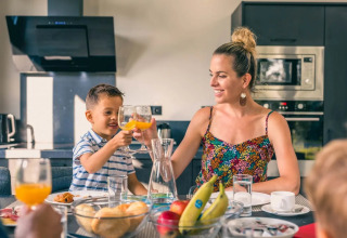 Familien ved morgenmaden - EuroParcs Kaatsheuvel - Kaatsheuvel, Nord-Brabant, Holland