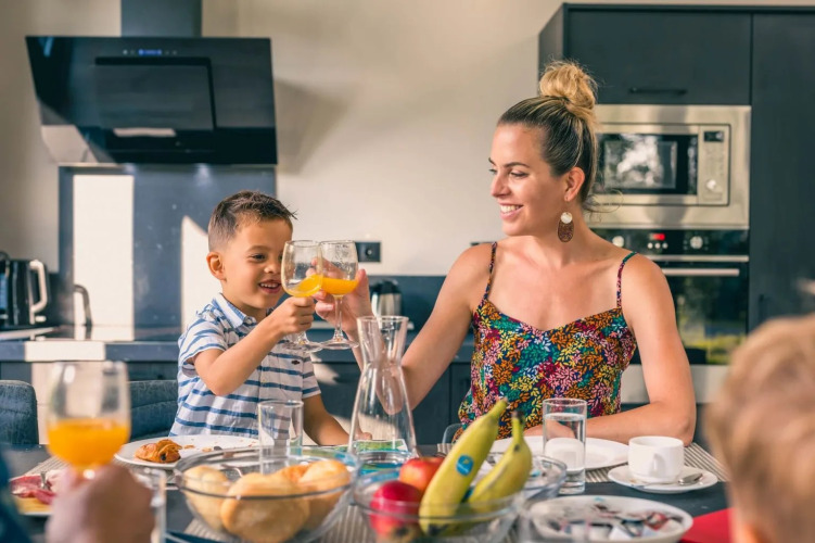 Familie beim Frühstück - EuroParcs Kaatsheuvel - Kaatsheuvel, Nordbrabant, Niederlande