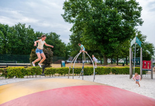 Jugando en el parque infantil - EuroParcs Limburg - Susteren, Limburgo, Países Bajos