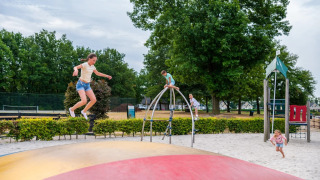 Spelen in de speeltuin - EuroParcs Limburg - Susteren, Limburg, Nederland